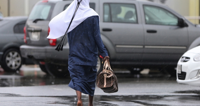 Homem andando em Dubai, nos Emirados Árabes Unidos. (Foto: Associated Press Photo)