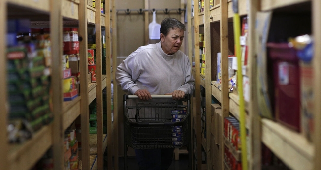 Vicki Seagel, de 61 anos, trabalha diariamente para garantir alimento às famílias. (Foto: Isaac Smith/The Southern)