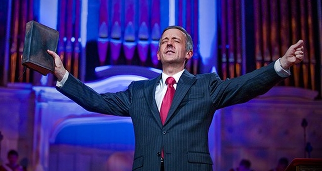 Pastor Robert Jeffress lidera a Primeira Igreja Batista de Dallas, no Texas. (Foto: D Magazine)