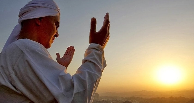 Muçulmano ora virado para o pôr do sol. (Foto: Delta Newsroom)