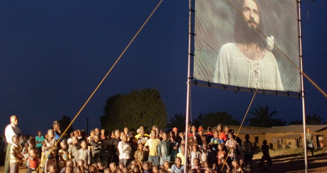 Exibição do filme 'Jesus' sendo realizada em comunidade. (Foto: Jesus Film Project)