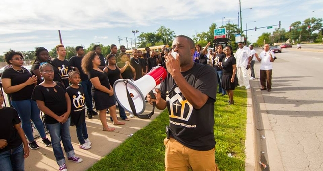 Membros da igreja de David Washington andam e oram nas ruas de Chicago. (Foto: Kingdom Covenant Church)