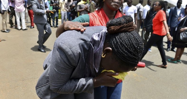 Mulher chora a perda de colegas após ataque terrorista na Universidade de Garissa. (Foto: Reuters)