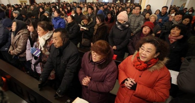 Cristãos participam de culto em igreja chinesa. (Foto: CNS photo/Wu Hong)