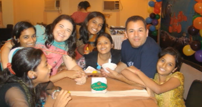 Para que o pastor possa continuar atuando na Índia, ele criou um projeto chamado “Café Missionário”. (Foto: Reprodução).
