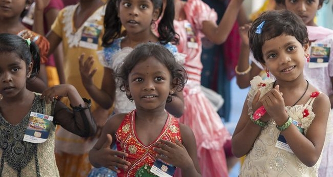 Crianças frequentam a Escola Bíblica de Férias, no sul da Ásia. (Foto: Gospel For Asia)