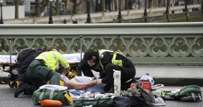 Paramédicos socorrem vítimas do ataque terrorista, na proximidades do Parlamento Britânico. (Foto: Reuters)