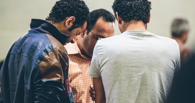 Muçulmanos convertidos oram em igreja na Europa. (Foto: Walid Shoebat)