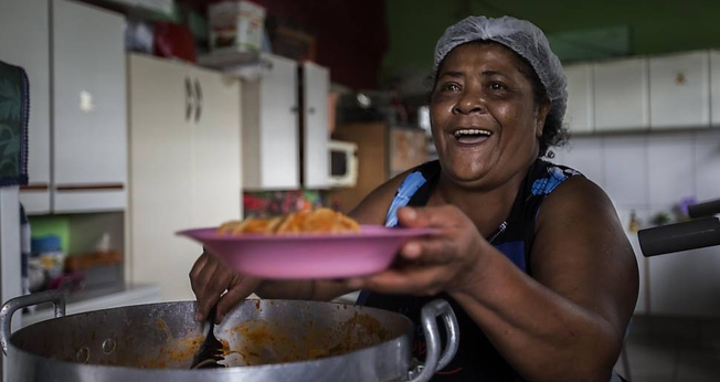 Marlene Garcia atualmente alimenta mais de 230 crianças no projeto Reviver. (Foto: Folha de S. Paulo - Marlene Bergamo)