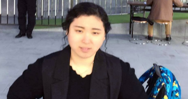 Xu Lei, a esposa de Li Hongmin está sendo forçada a sair de seu apartamento. (Foto: China Aid).