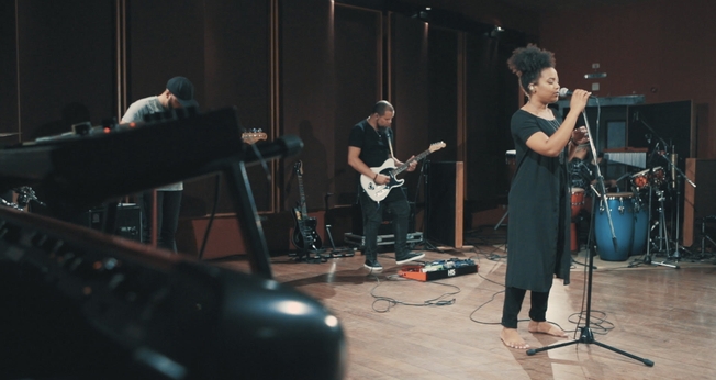 O primeiro vídeo divulgado foi "Deus Está no Controle", com participação do Pregador Luo. (Foto: Divulgação).