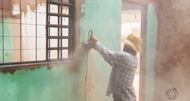 Cristãos se unem para construir e reformar casas de famílias carentes. (Foto: Reprodução/TV Morena/MSTV)