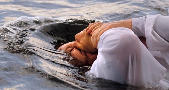 Batismo. (Foto: Christian in Pakistan News)