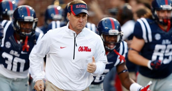 Treinador Hugh Freeze com atletas do time da Universidade do Mississipi. (Foto: SEC Country)