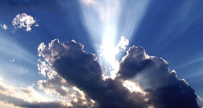 Raios de sol entre nuvens. (Foto: Getty)