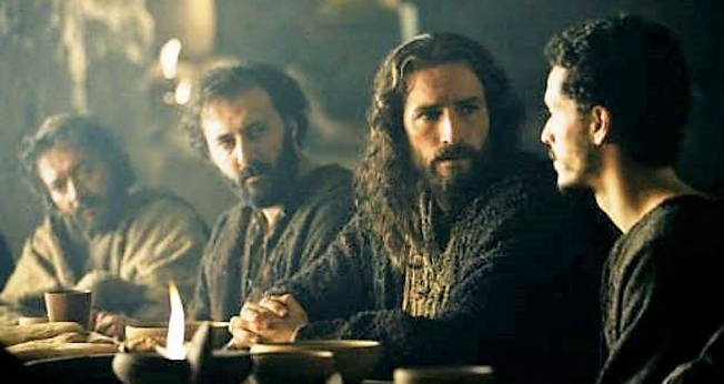 Jesus ceiando com discípulos. (Imagem: Youtube)