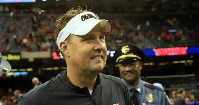 Hugh Freeze é treinador de futebol americano na Universidade do Mississippi e tem usado seu twitter pessoal para compartilhar sua fé em Jesus. (Foto: HottyToddy.com)