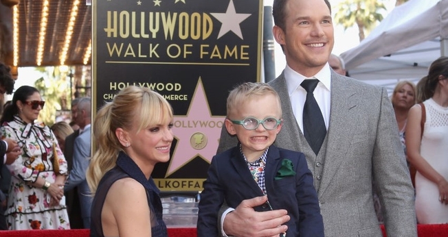 Chris Pratt ao lado da esposa e do filho, na Calçada da Fama, em Hollywood. (Foto: Getty Images)
