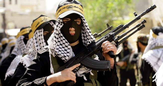 Terroristas do Fatah se apresentam em desfile. (Foto: OS News)