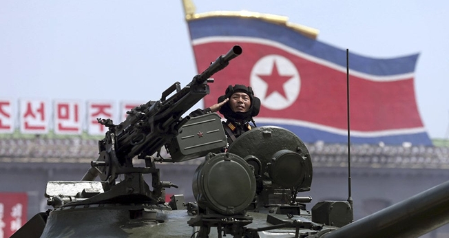 Soldado da Coreia do Norte dentro de tanque de guerra. (Foto: AP Photo/ Wong Maye-E)