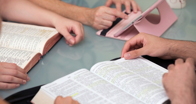 Após ter sua leitura interrompida, Mark educadamente explicou que havia chegado cedo para a aula, para que pudesse ler a sua Bíblia. (Foto: Reprodução).