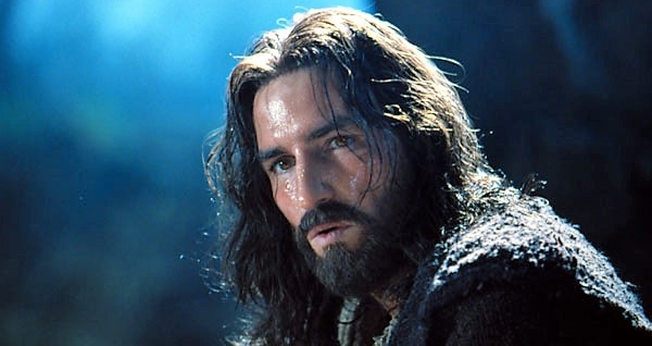 Jim Caviezel fez o papel de Jesus no sucesso "A Paixão de Cristo", de Mel Gibson. (Imagem: Youtube)