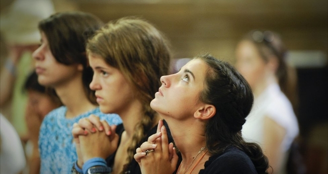 Jovens durante reunião na igreja, em Madri, capital da Espanha. (Foto: AFP)