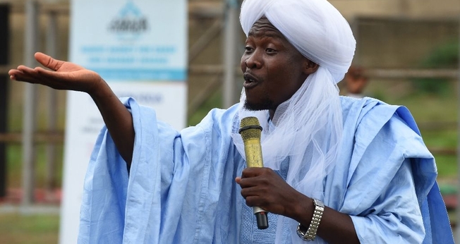Líder muçulmano Soliu Kewugbemi em mensagem na Sociedade Nasrul-lahi-li Fathi. (Foto: AFP/Pius Utomi Ekpei)