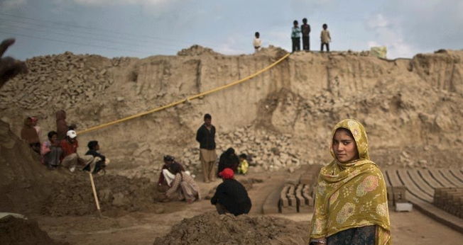 Navila Shirali, de 17 anos, posa para uma foto em seu local de trabalho, no Paquistão. (Foto: Arquivo/AP)