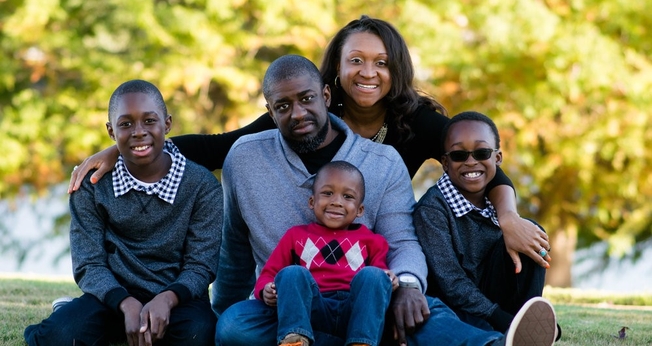 Pastor Lamar Hardwick, esposa e filhos. (Foto: New Community Church)