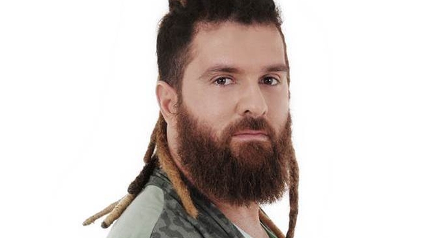 Seo faz uso do rastafári e usa barba grande. Ele afirma já foi alvo de preconceito por causa disso. (Foto: Divulgação).