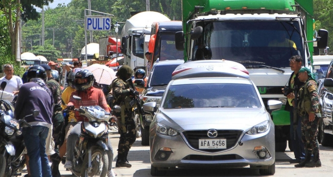 Soldados em posto de controle após o cerco de militantes muçulmanos em Marawi, nas Filipinas. (Foto: AP Photo)