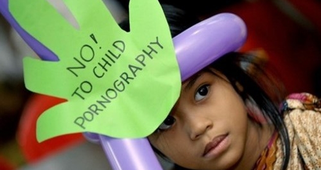 Crianças participam de protesto contra a pornografia infantil. (Foto: vietditru.org)