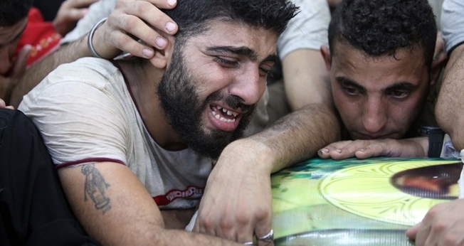 Cristãos coptas choram a morte de seus parentes em ataques terroristas. (Foto: ABC)