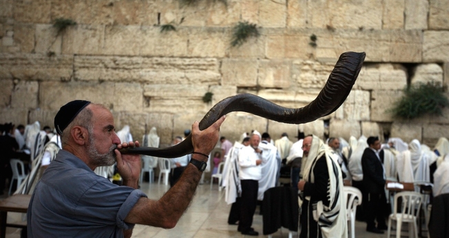 Judeu toca shofar próximo ao Muro das Lamentações. (Foto: Jerusalem Post)