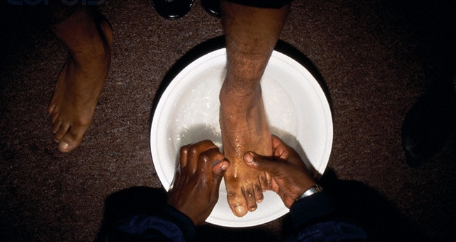 Imagem ilustrativa. Atletas missionários lavaram pés de cristãos em aldeia na Índia. (Foto: Homer Sykes/Corbis)