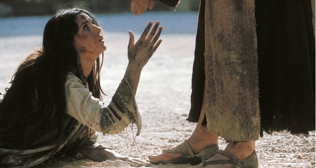 Jesus ajuda mulher adúltera. (Imagem: Youtube)
