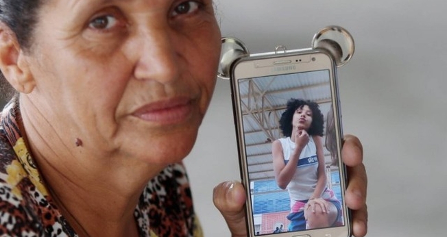 Rosilene Alves Ferreira com o celular da filha, Maria Eduarda. (Foto: Fabiano Rocha)