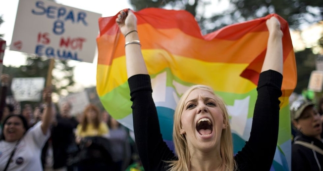 Militantes LGBT protestam em ruas dos EUA. (Foto: NewNowNext)