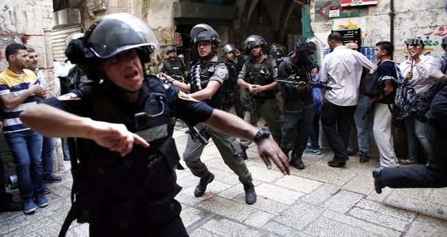 Policiais se agitam próximos à cidade velha de Jerusalém. (Foto: The Times Of Israel)