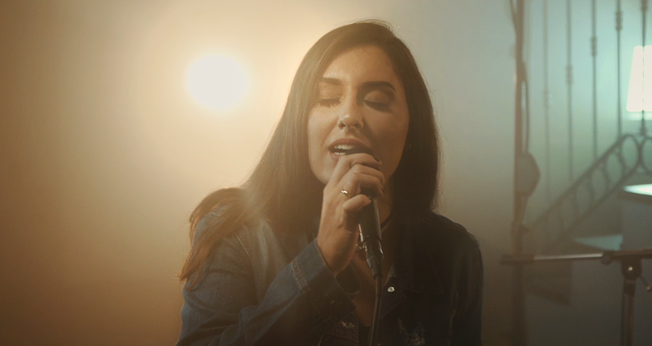 E apesar de gravar vídeos desde 2012, a youtuber atingiu destaque na rede em 2015, quando começou a interpretar canções autorais. (Foto: Divulgação).