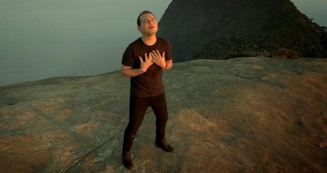 O cantor sofreu de uma paralisia infantil na infância, que o impediu de andar durante muitos anos. (Foto: Reprodução).