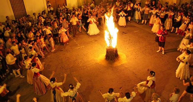 Com características pagãs, a Fête de Saint-Jean é comemorada na França. (Foto: Reprodução)