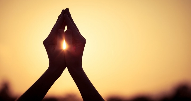 Oração. (Foto: Getty)