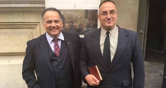 Michael Overd (esquerda) e Michael Stockwell (direita) em frente ao Tribunal onde foram julgados e absolvidos. (Foto: Bristol Post)