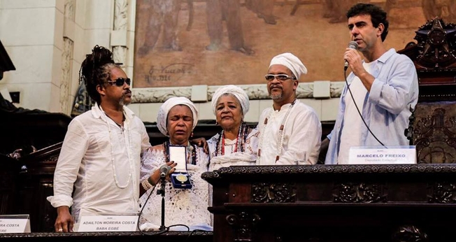 O deputado estadual Marcelo Freixo ao lado dos filhos da mãe de santo Beatriz. (Foto: Divulgação)