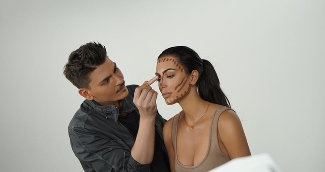 Kim Kardashian dá uma aula de como fazer o contorno facial. (Foto: Divulgação/KKW Beauty)