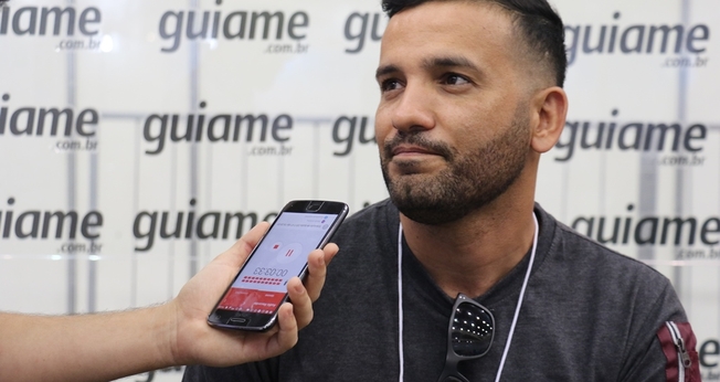 Edson Soares, vocalista do ministério, falou sobre as experiências da banda fora do Brasil. (Foto: Guiame/Marcos Paulo Corrêa).