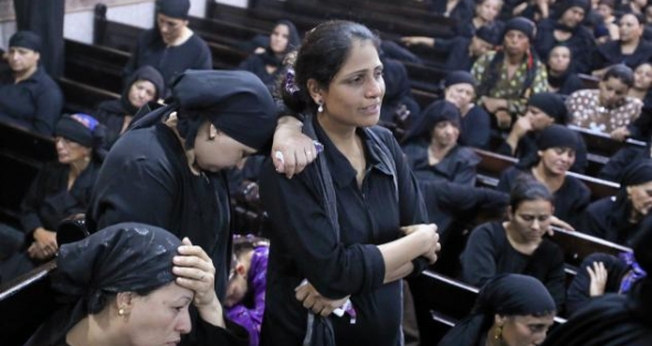 Mulheres no funeral dos cristãos que foram mortos em Minia, no Egito. (Foto: Reuters/Mohamed Abd El Ghany) 