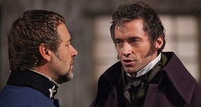Russell Crowe e Hugh Jackman remontam cena de "Os Miseráveis", em Hollywood. (Foto: collider.com)